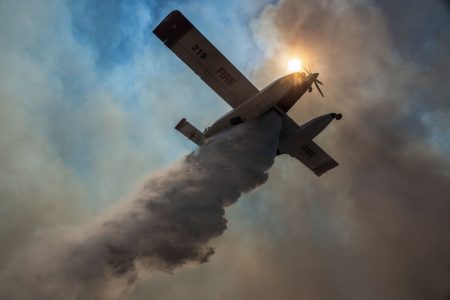 Σοφό Ασπροπύργου: Τιτάνιες προσπάθειες για να περιοριστεί η φωτιά  – Σηκώθηκαν τα εναέρια