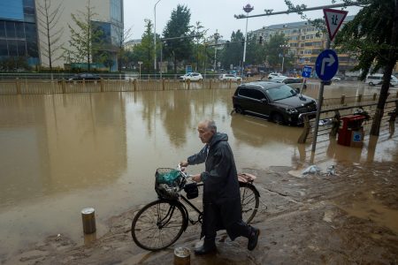 Κίνα – Πεκίνο: Δεκάδες νεκροί και αγνοούμενοι από τις πλημμύρες