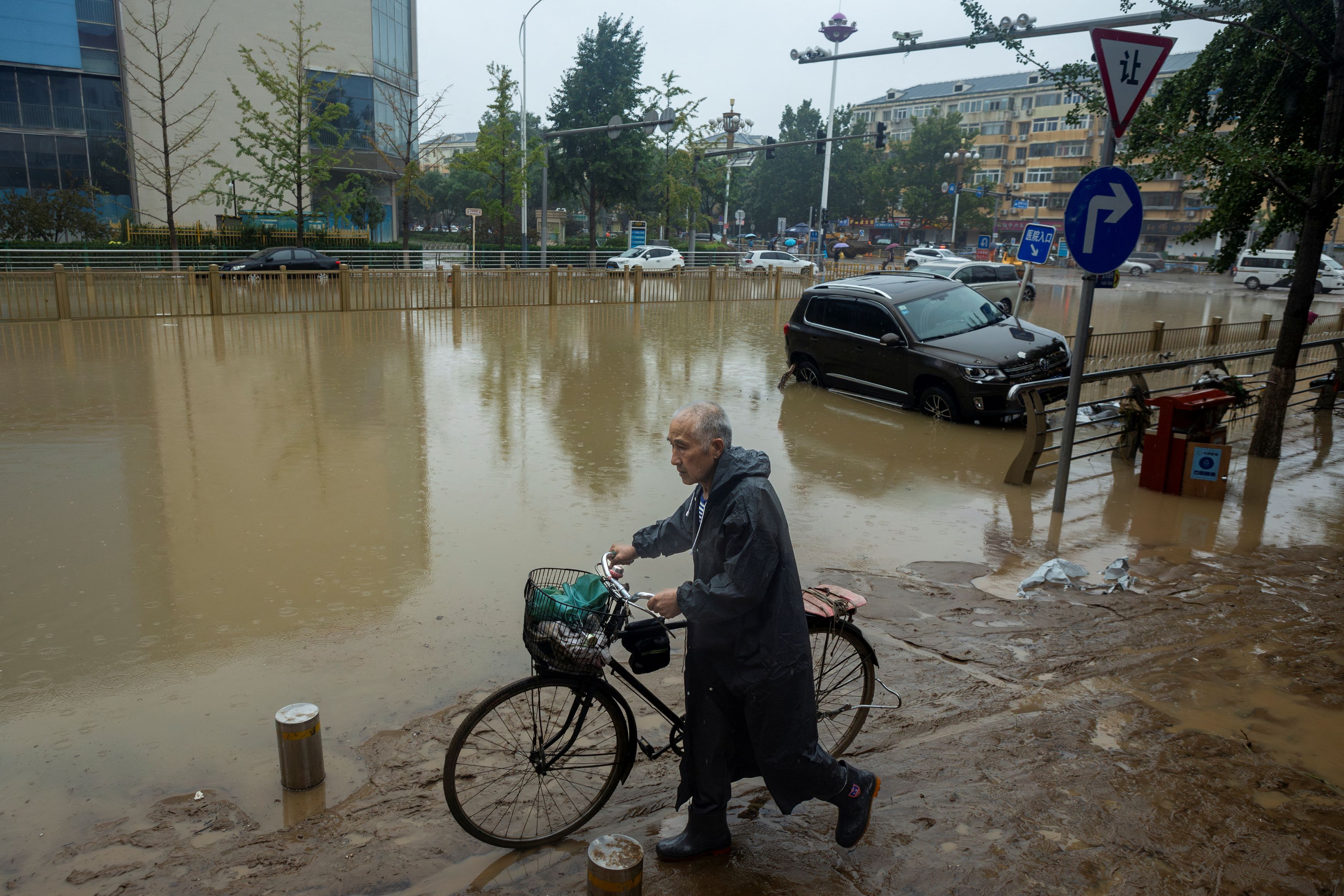 Κίνα – Πεκίνο: Δεκάδες νεκροί και αγνοούμενοι από τις πλημμύρες