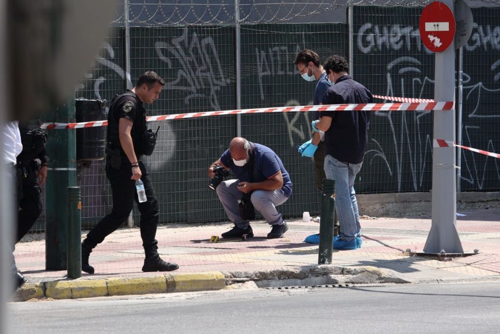 Κολωνός: Βίντεο από τη στιγμή που ο ληστής δέχεται πυροβολισμούς