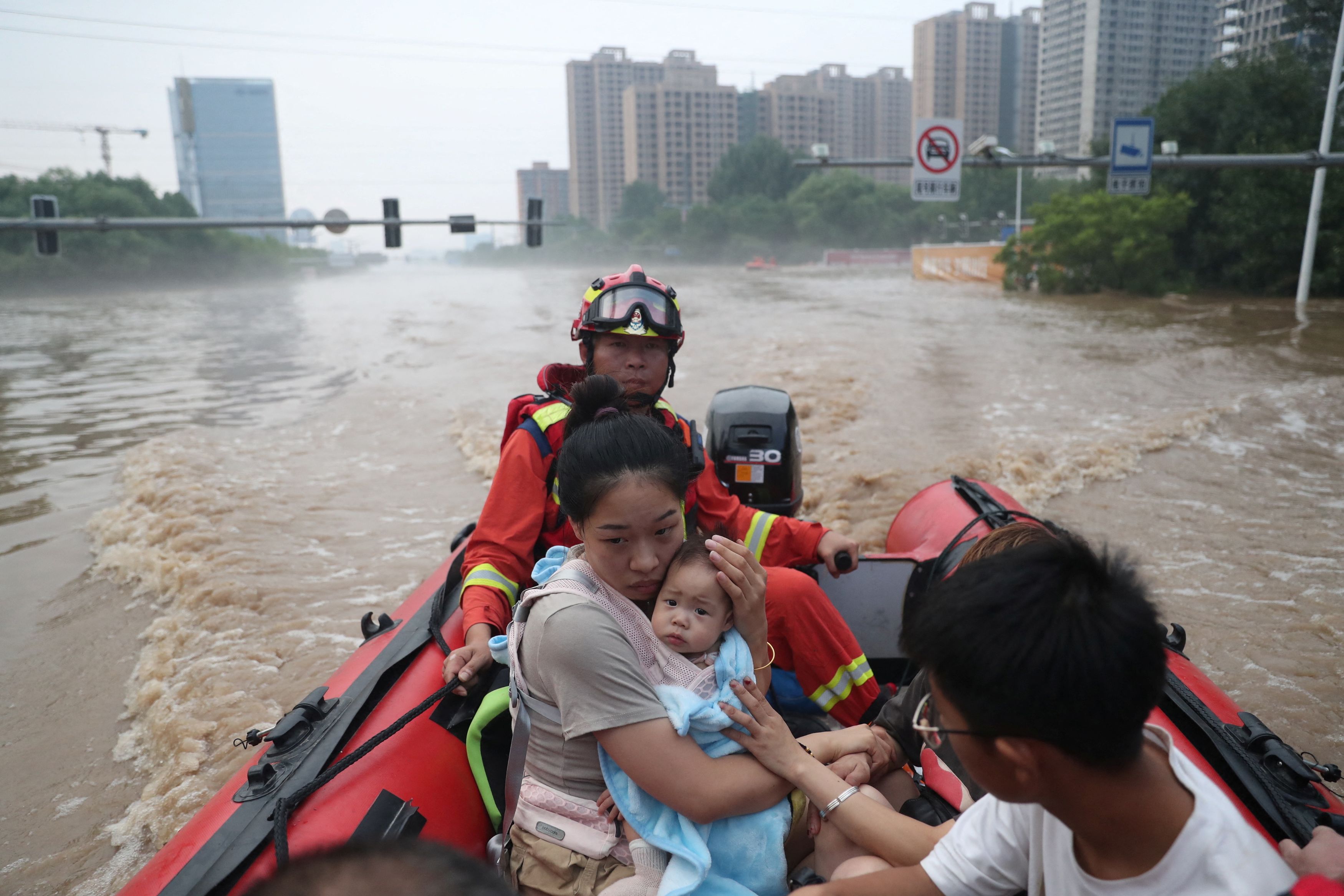 Κίνα: Οι σφοδρότερες βροχοπτώσεις εδώ και 140 χρόνια πλήττουν το Πεκίνο