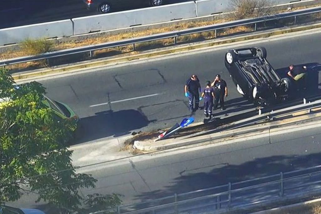 Ανατροπή αυτοκινήτου στην Παραλιακή