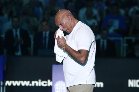 Δάκρυσε ο Νίκος Γκάλης: Στον ουρανό του ΟΑΚΑ η φανέλα του μύθου