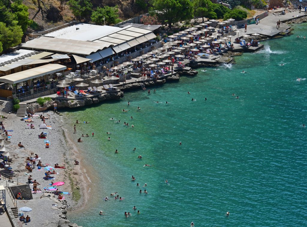 «Κίνημα της πετσέτας»: Παίρνει διεθνείς διαστάσεις το θέμα – Ρεσιτάλ καταπάτησης στα νησιά