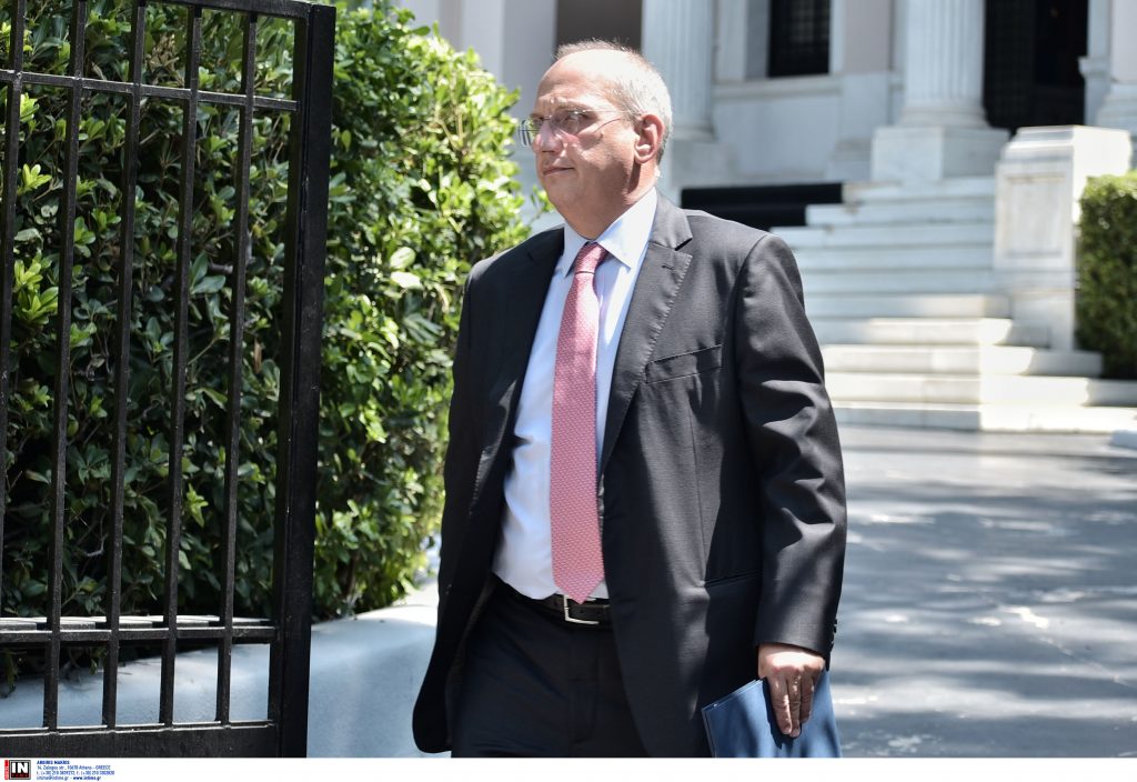 Επικοινωνία Οικονόμου με την αστυνόμο – θύμα κακοποίησης στη Λάρισα