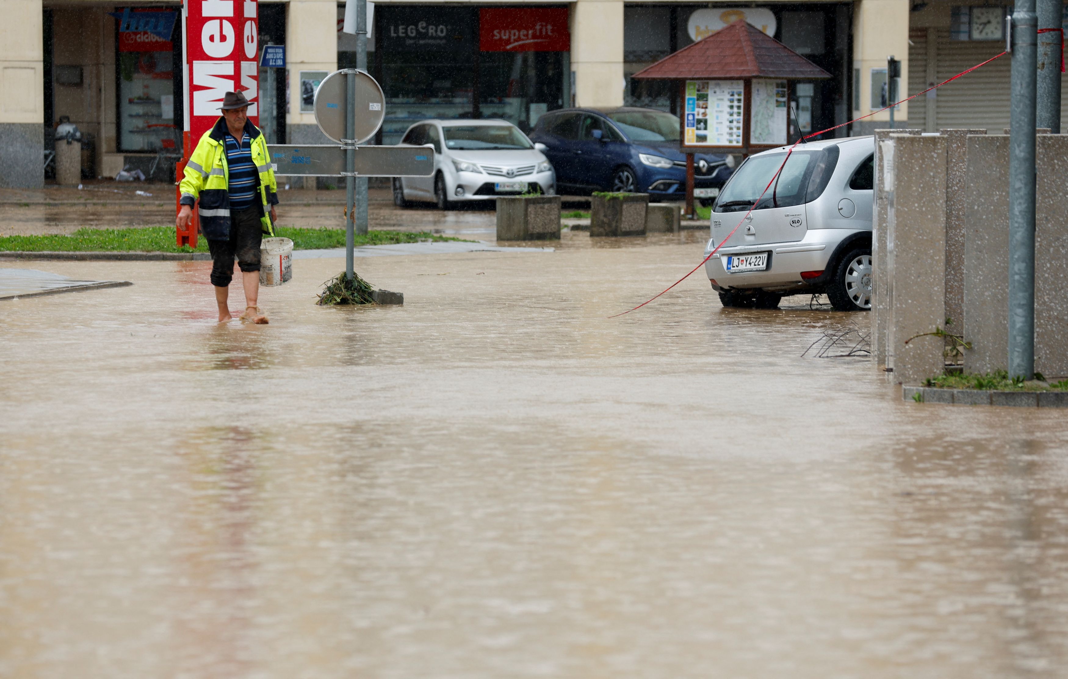 Κατακλυσμιαίες βροχές και πλημμύρες πλήττουν τη Σλοβενία