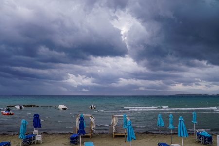 Κακοκαιρία Petar: Έντονες βροχοπτώσεις στην Κέρκυρα – Απεγκλωβισμός ανθρώπων από παραλία