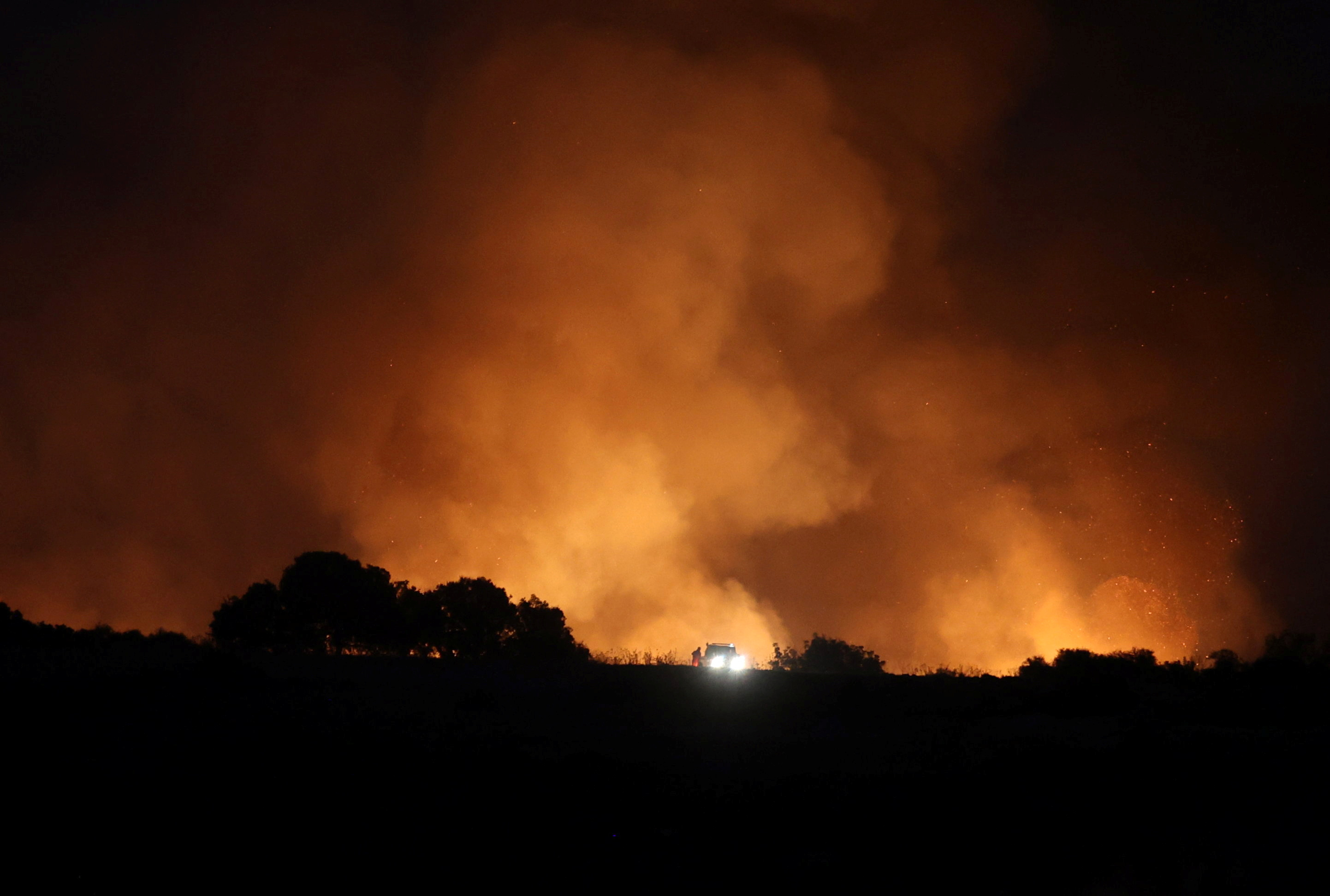 Φωτιά στον Μαραθώνα: Φούντωσαν οι φλόγες μόλις σταμάτησαν οι ρίψεις