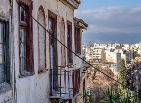 Κατεδαφιζόμεθα