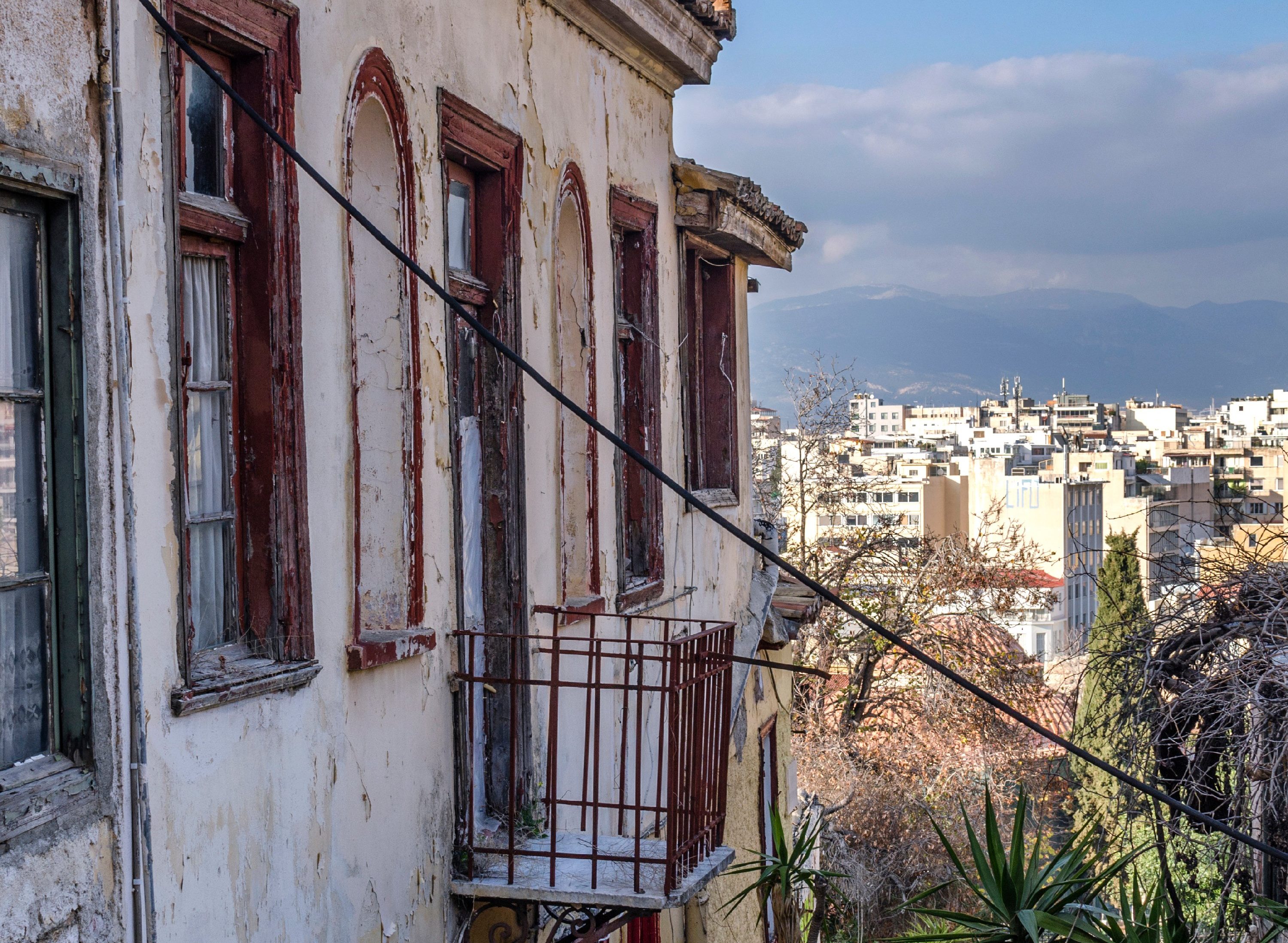 Κατεδαφιζόμεθα