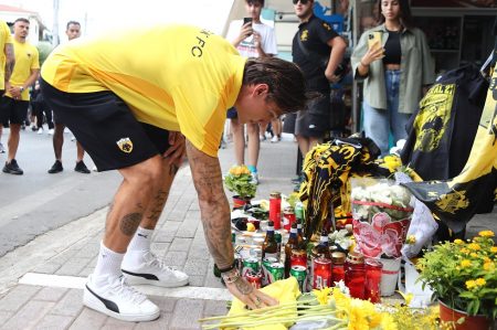 Οι παίκτες της ΑΕΚ άφησαν λουλούδια στο σημείο της δολοφονίας του 29χρονου