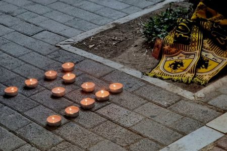 AΕΚ: Κεριά και κασκόλ για τον νεκρό φίλαθλο στη Νέα Φιλαδέλφεια