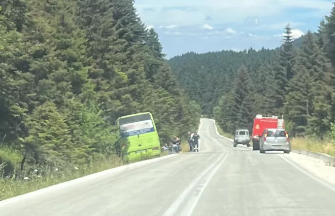 Τρίκαλα: Λεωφορείο πέρασε στο αντίθετο ρεύμα και έπεσε σε χαντάκι