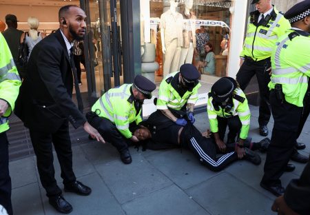 Oxford Street: Χάος και συλλήψεις μετά από πρόσκληση μέσω TikTok για μαζική λεηλασία