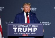 Ντόναλντ Τραμπ: Του επιτράπηκε να χρησιμοποιήσει απόρρητα στοιχεία για τη δίκη του