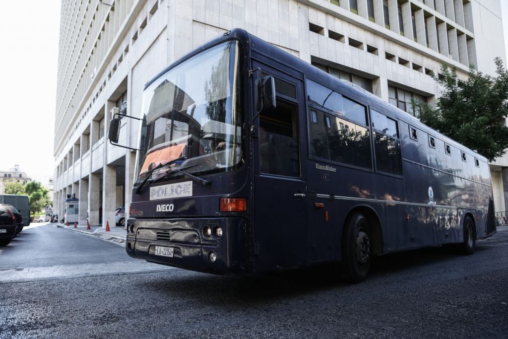 Νέα Φιλαδέλφεια: Νέος γύρος απολογιών σήμερα – Στη φυλακή οι πρώτοι 30 χούλιγκανς