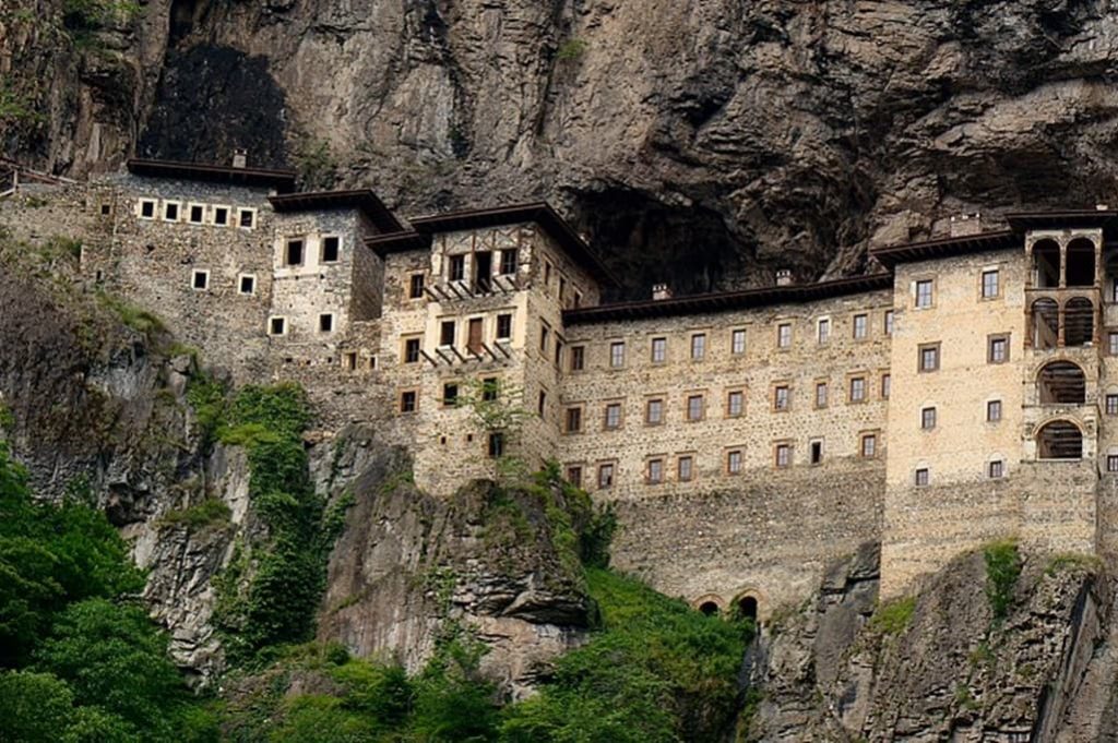 Παναγία Σουμελά: Ζωντανά από το MEGA η Θεία Λειτουργία του Δεκαπενταύγουστου