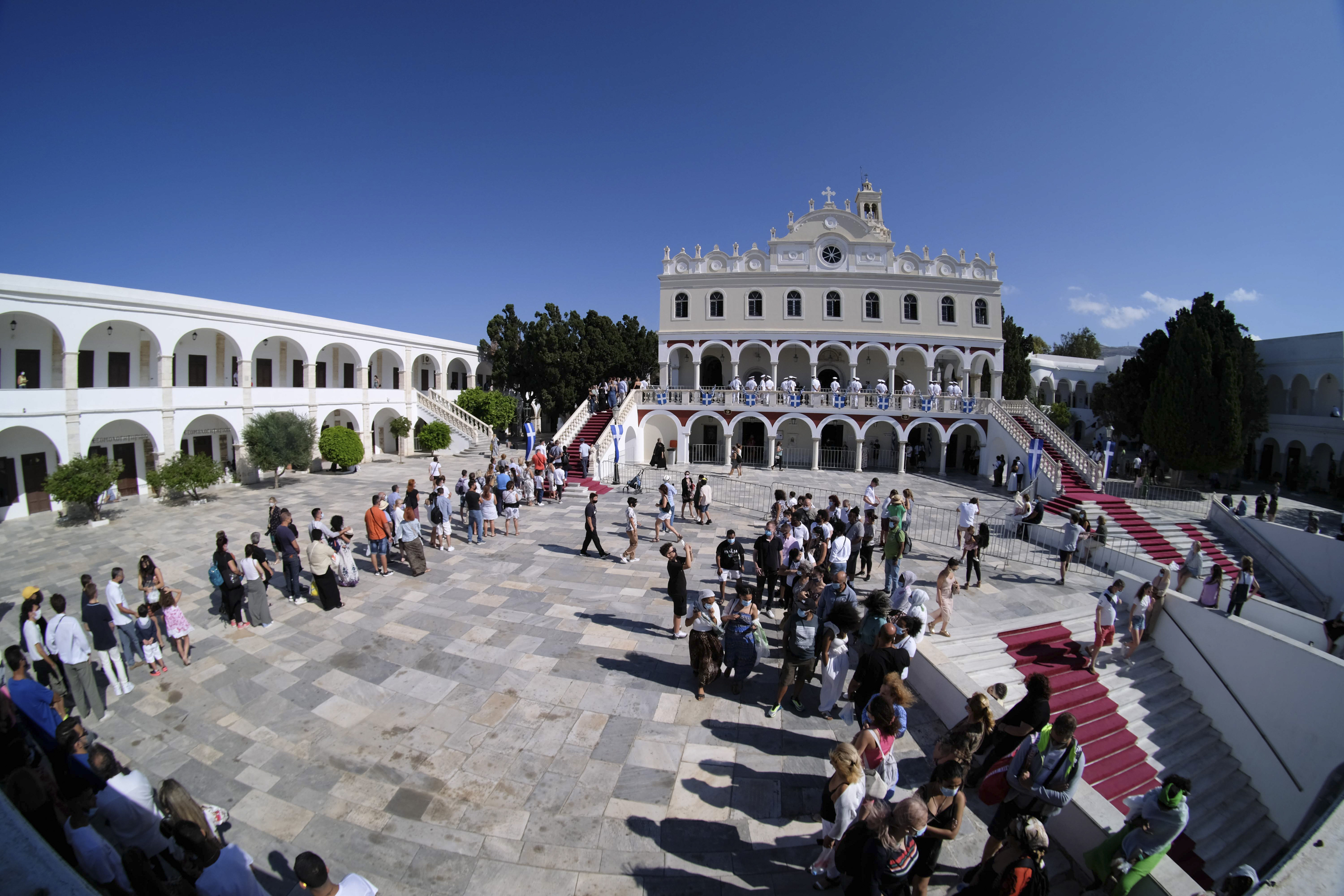 Δεκαπενταύγουστος: Πώς γιορτάζει η Ελλάδα το «Πάσχα του καλοκαιριού»