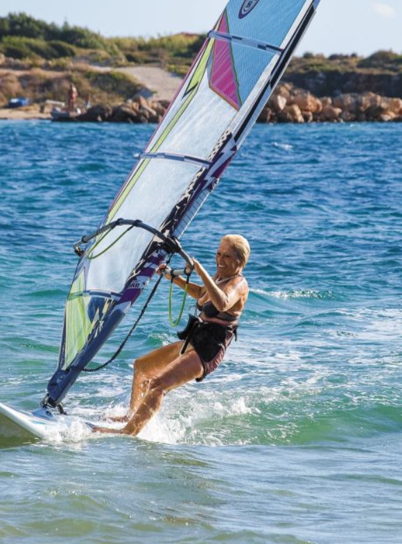 «Το νερό δεν με φόβιζε ποτέ» -Από την Κεφαλονιά στη Ζάκυνθο με ιστιοσανίδα στα 85 της χρόνια