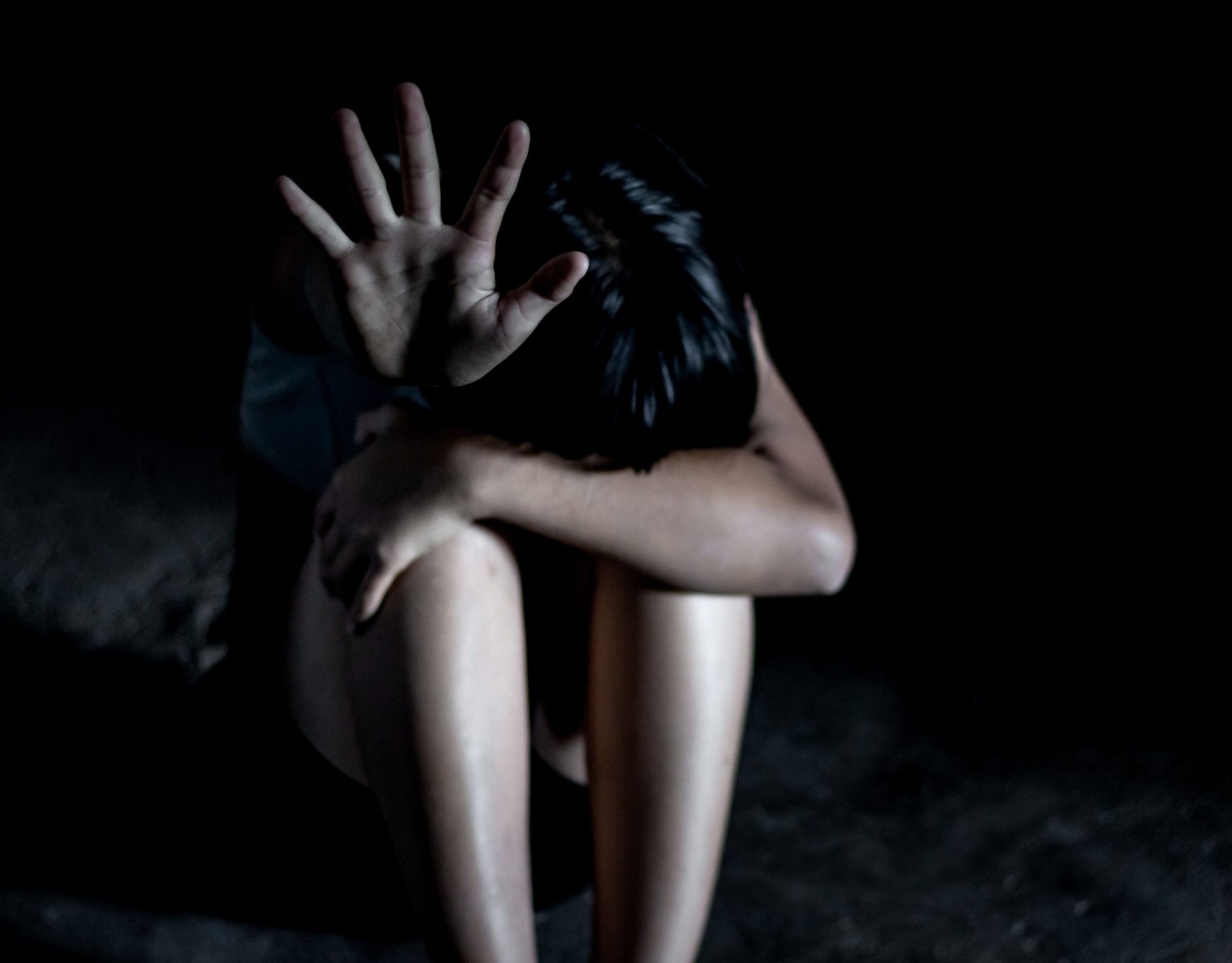 Αίγινα: Ο 36χρονος βιντεοσκοπούσε τους βιασμούς και εκβίαζε την θετή του κόρη