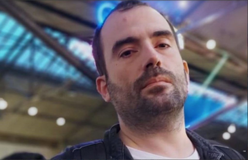 Στερνό αντίο για τον 37χρονο δημοσιογράφο Αντώνη Χρυσουλάκη