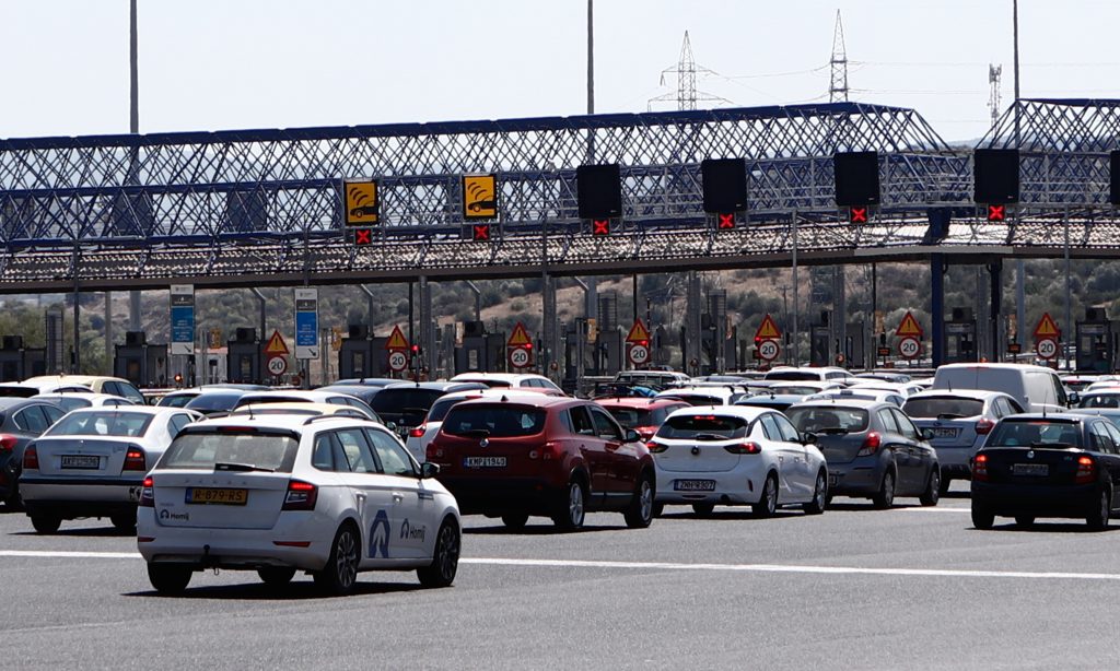 Κίνηση: Ουρές χιλιομέτρων από τη μεγάλη επιστροφή των εκδρομέων του Πάσχα