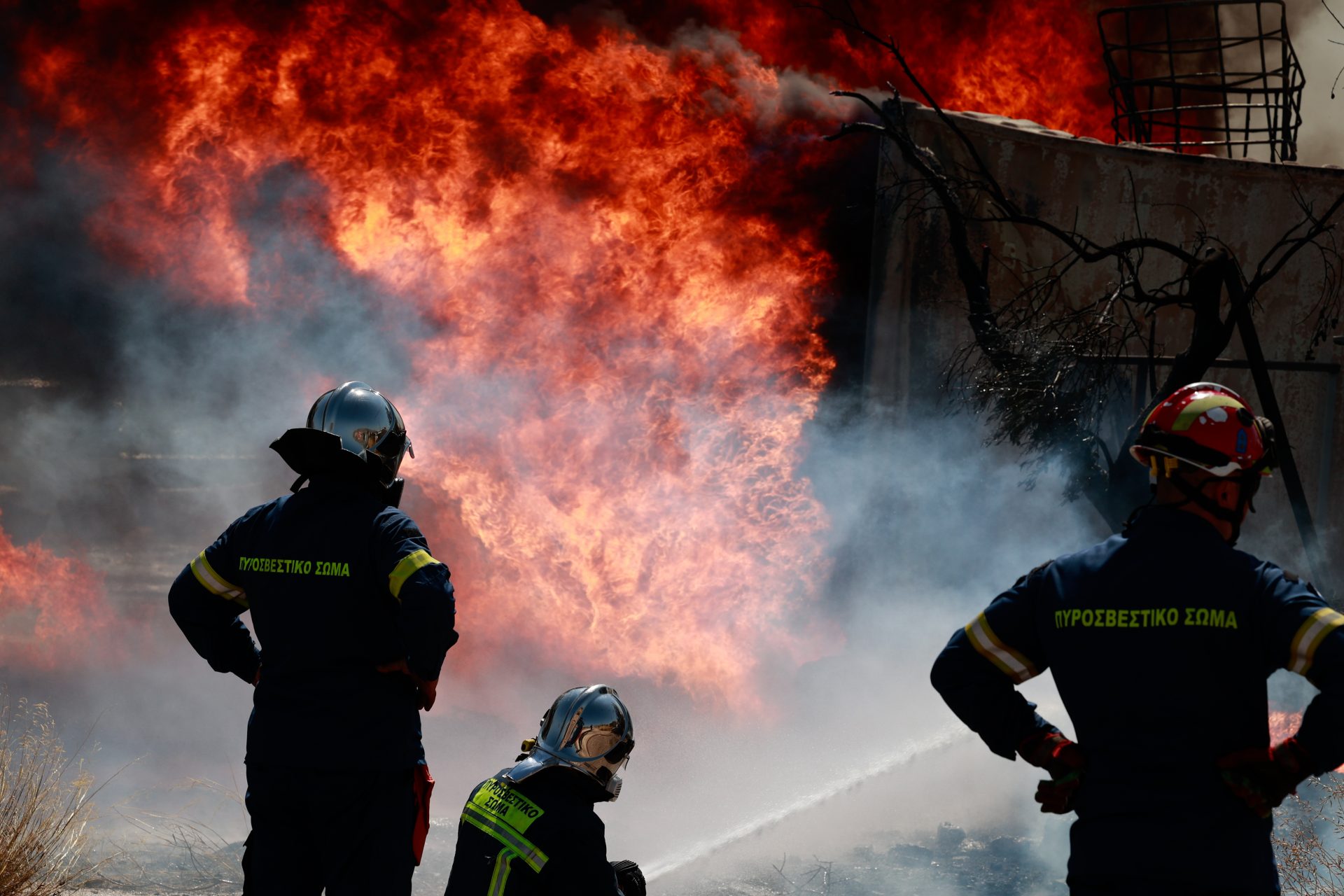 Φωτιά στον Ασπρόπυργο: Υπό μερικό έλεγχο την έθεσε η Πυροσβεστική
