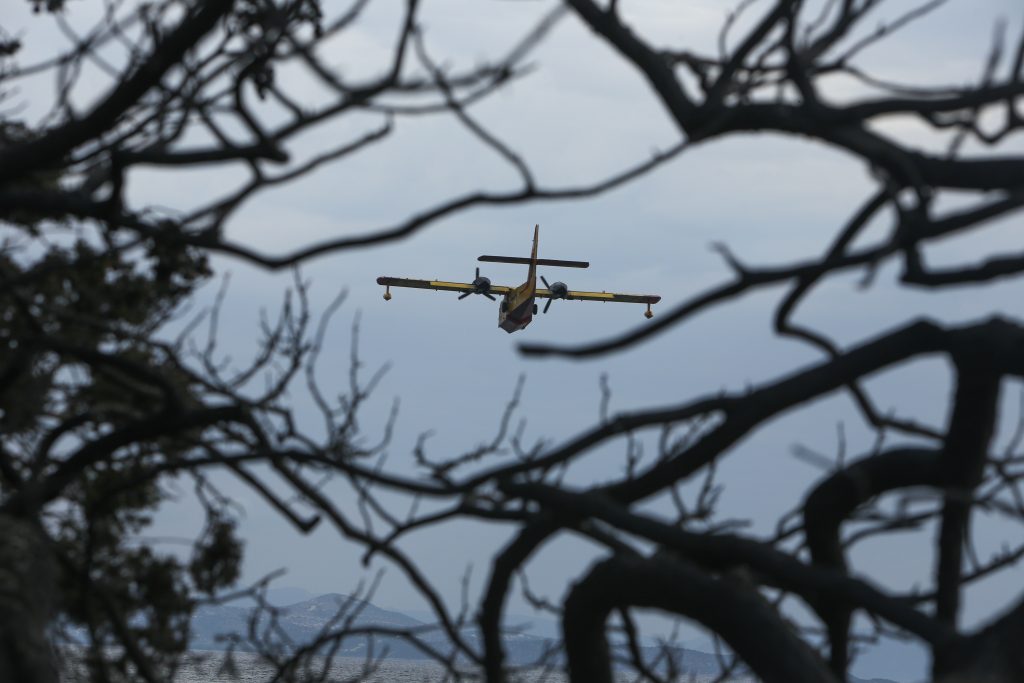 Φωτιά στο Λουτράκι: Καίει κοντά στο Καζίνο [video]