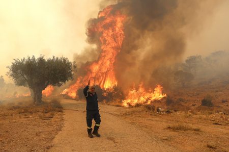 Ακραίος κίνδυνος πυρκαγιάς αύριο σε αρκετές περιοχές της χώρας