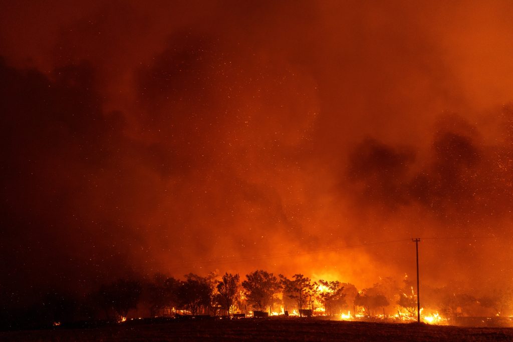 Μεγάλη φωτιά σε εξέλιξη στη Μεσαρά Ηρακλείου