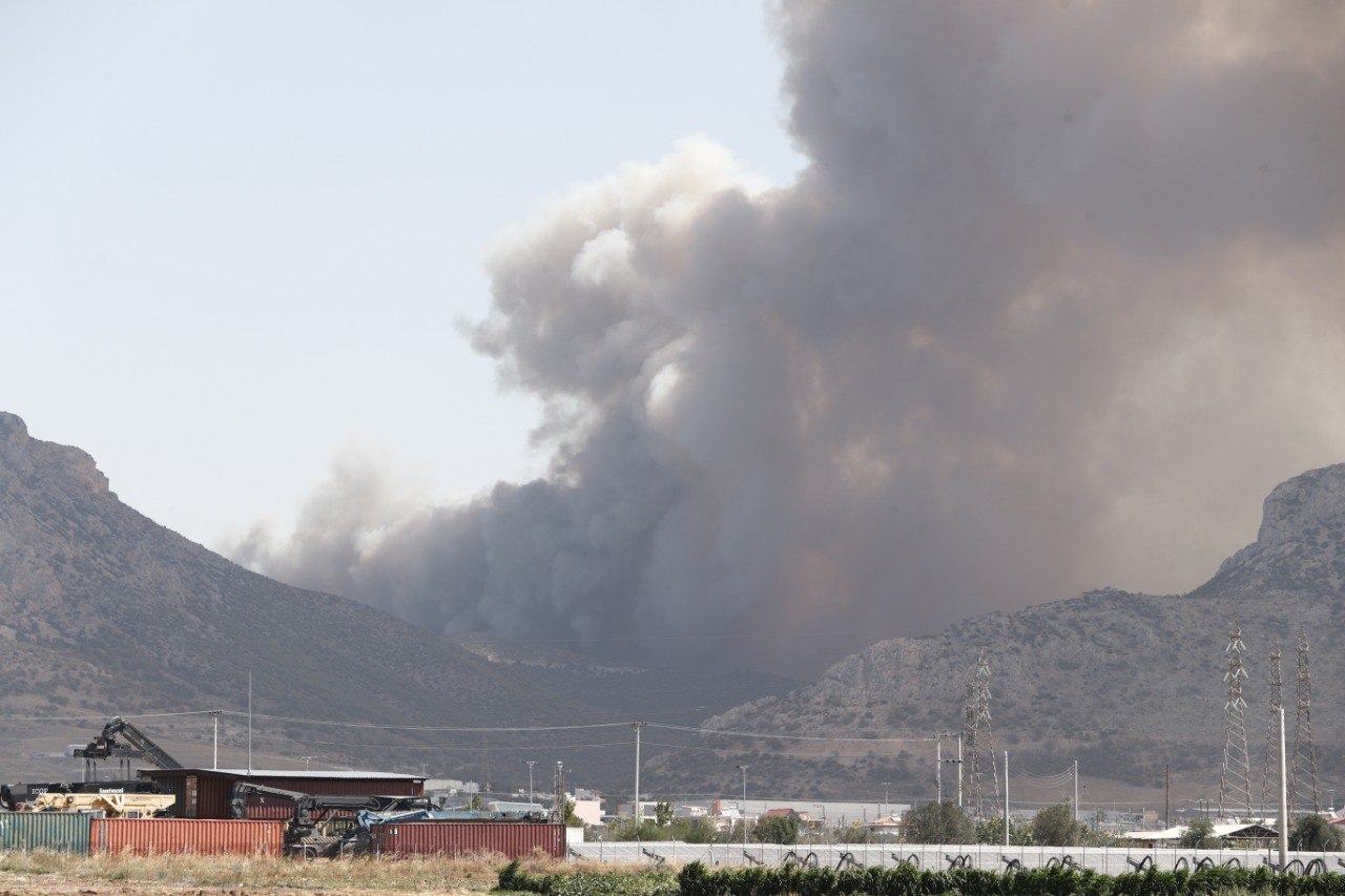 Φωτιά στον Ασπρόπυργο: Καίγεται εργοστάσιο – Πλησιάζει απειλητικά το αεροδρόμιο Ελευσίνας