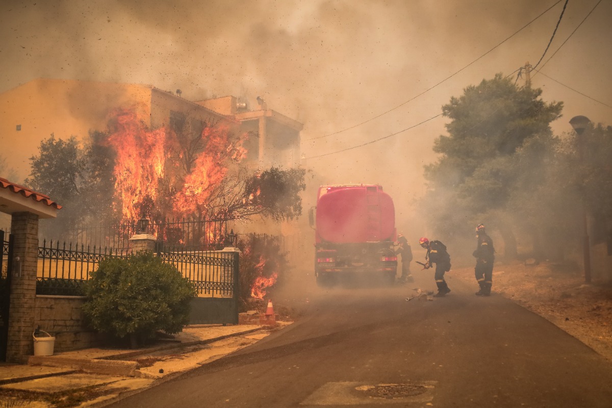 Φωτιά στη Φυλή: Μαίνεται το πύρινο μέτωπο – Εκκενώνονται Άνω Λιόσια, Γεννηματά και Κανάλα