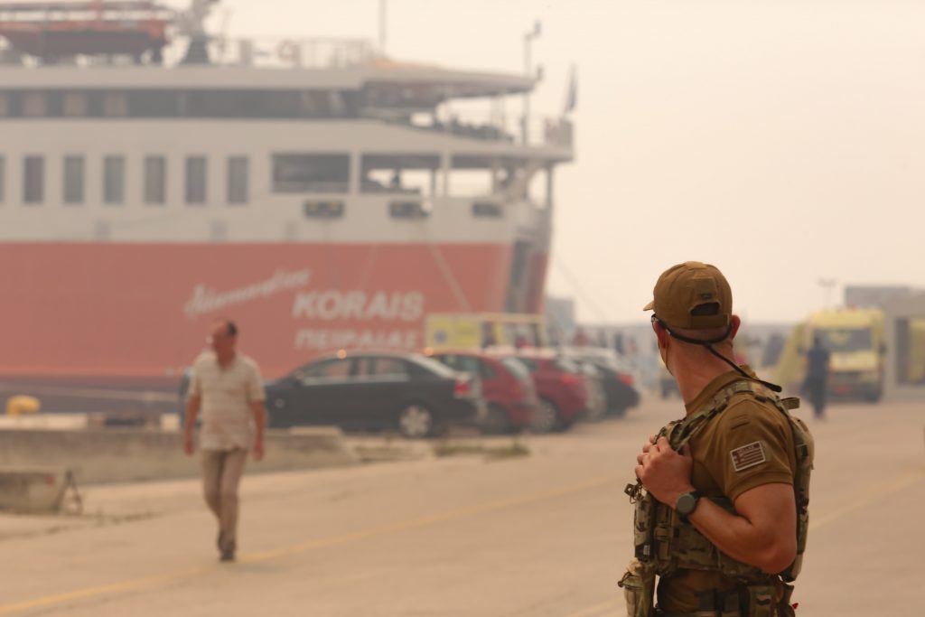 Φωτιά στην Αλεξανδρούπολη: Αναχώρησε το πλοίο – νοσοκομείο για Καβάλα – Έγκυος γέννησε σε ασθενοφόρο