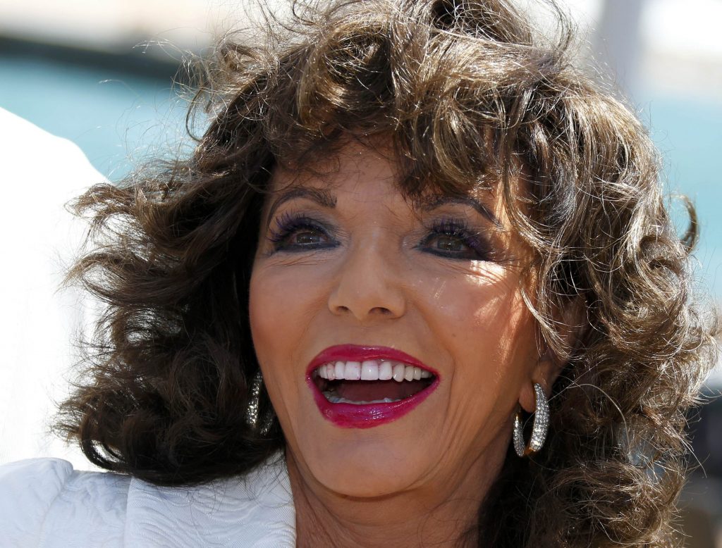 Τζόαν Κόλινς: Ποζάρει με κομψό λευκό μαγιό και κοσμήματα στα 90 της