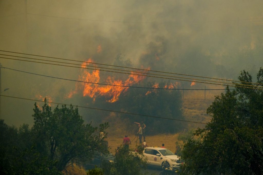 Φωτιά στη Μακρακώμη: Εκκενώνεται το χωριό Βίτωλη