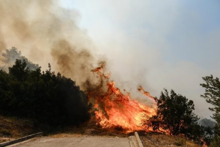Φωτιά στη Ροδόπη: Εκκένωση του χωριού Γρατίνη – Ήχησε το «112» σε 11 οικισμούς που κινδυνεύουν