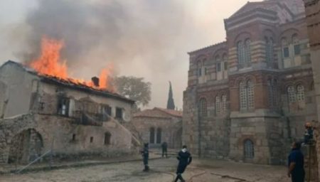 Φωτιά στη Βοιωτία: Στις φλόγες η ιστορική μονή του Οσίου Λουκά