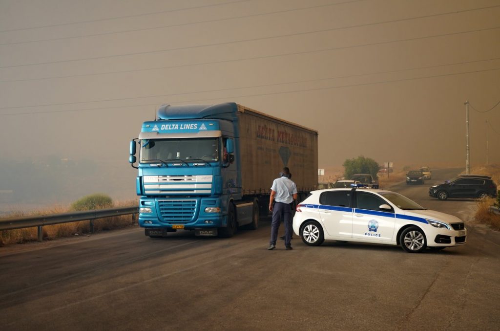 Φωτιά στον Ασπρόπυργο: Εκκενώνεται το Σοφό – Ηχησε το 112