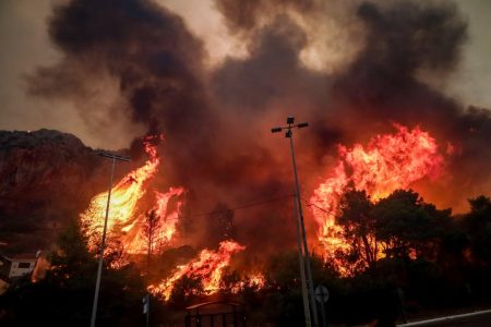 Φωτιά στη Φυλή: Εμειναν πίσω για να σώσουν τα σπίτια τους – Συγκλονίζουν οι μαρτυρίες