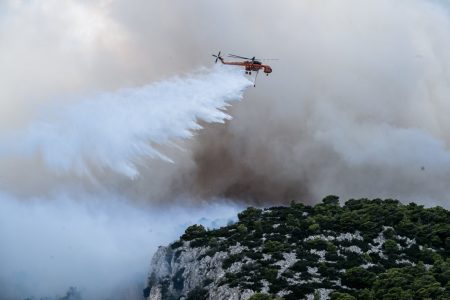 Φωτιά στην Πάρνηθα: Εφτασαν στον Εθνικό Δρυμό οι φλόγες