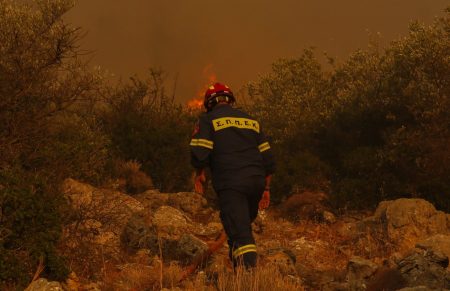 Φωτιά στην Εύβοια – Καίει σε πυκνό δάσος