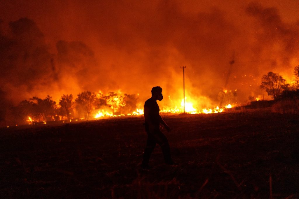 Φωτιές: Άλλη μια νύχτα μάχης με τις αναζωπυρώσεις – Ανησυχία για την Δαδιά