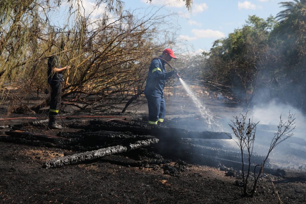 Φωτιά στην Ανδρο: Δύο τα πύρινα μέτωπα – 112 στην περιοχή Γίδες
