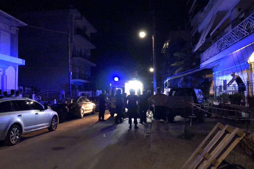 Λάρισα: Τσακώθηκαν για το γλέντι, παραπάτησε και έπεσε από τον τρίτο στο παρμπρίζ