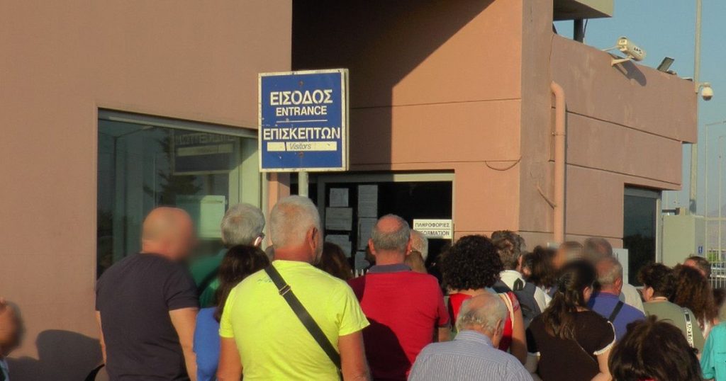 Κρήτη: Λιποθύμησε στην ουρά για νέα ταυτότητα – Δεν έφυγε για να μην χάσει τη σειρά της