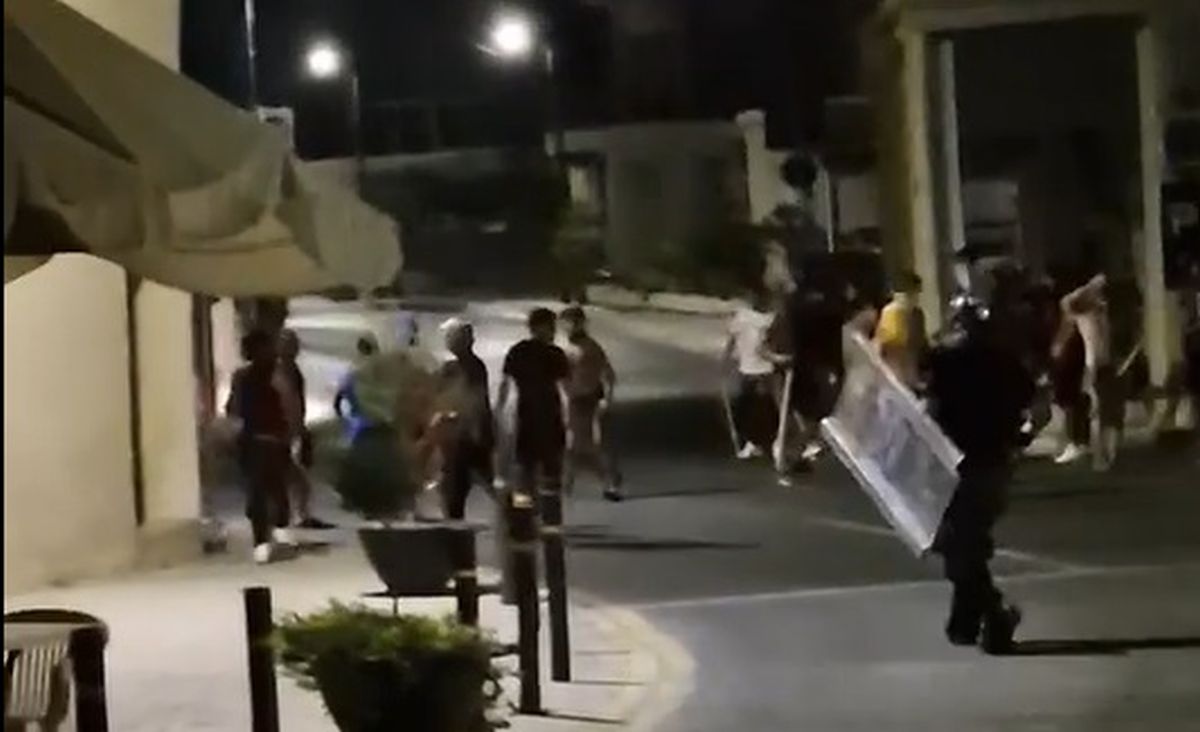Κύπρος: Πεδίο μάχης η κοινότητα Χλώρακας – Δακρυγόνα και συλλήψεις Κύπρος: Πεδίο μάχης η κοινότητα Χλώρακας – Δακρυγόνα και συλλήψεις