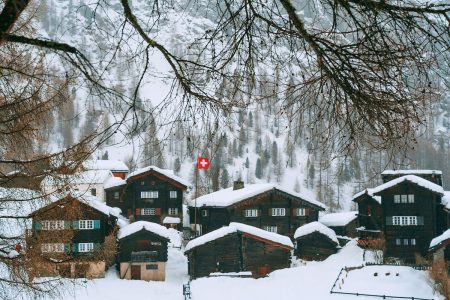 Ελβετία: Ντύθηκε στα «λευκά» μετά τον καύσωνα – Έπεσε 30 βαθμούς η θερμοκρασία