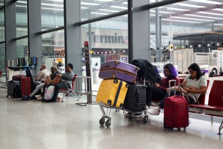 Βρετανία: Παραμένει το χάος στα αεροδρόμια – «Θα κρατήσει μέρες»
