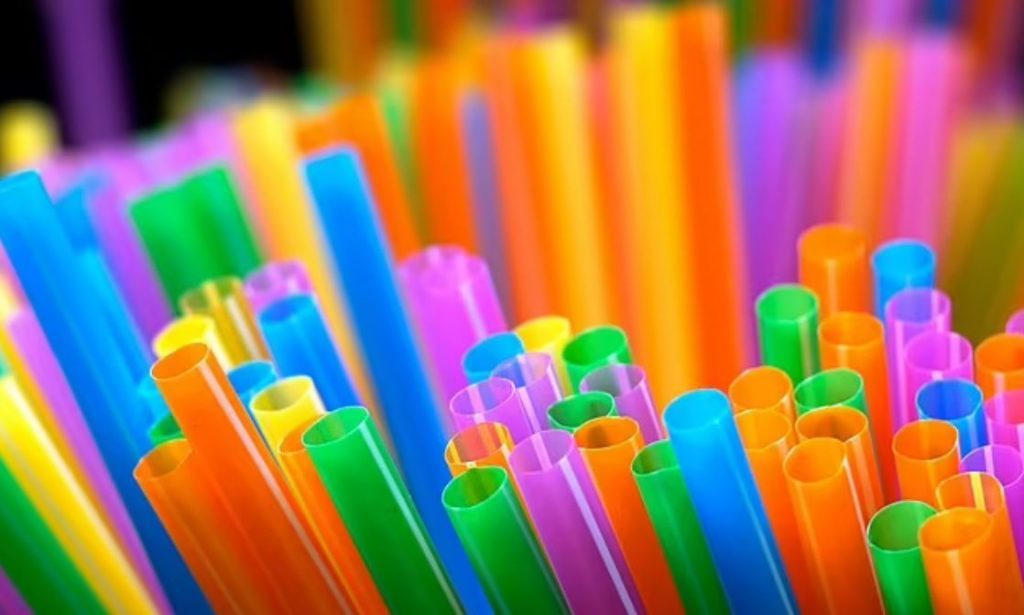 Χάρτινα καλαμάκια: Ανησυχητική μελέτη εντοπίζει δυνητικά βλαβερές ουσίες