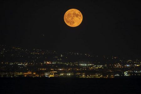 Πανσέληνος: Ορατό απόψε το εντυπωσιακό «μπλε φεγγάρι»